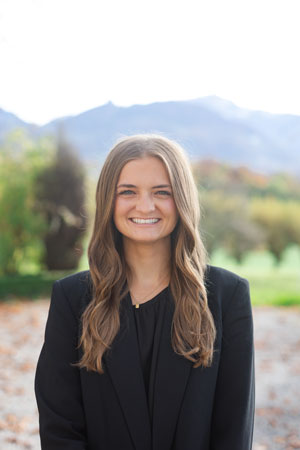 Lauren Fieldhouse Headshot